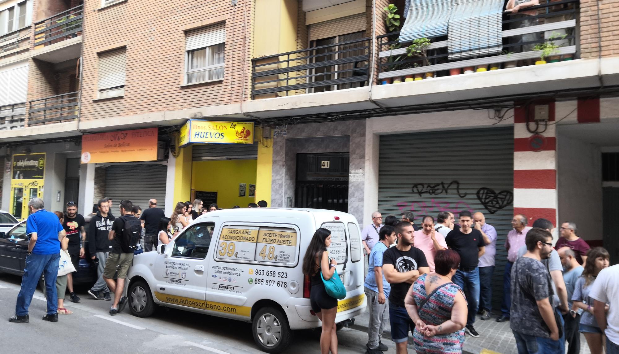 Orriols en Bloc y la PAH paralizan un desahucio de una familia con dos menores